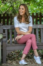 KATE MIDDLETON Discuss Pandemic at a Park in London 09/22/2020