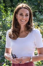 KATE MIDDLETON Discuss Pandemic at a Park in London 09/22/2020