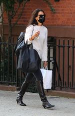 KATIE HOLMES and Emilio Vitolo Jr. Kissing Outside His Restaurant in New York 09/18/2020