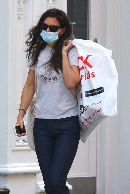KATIE HOLMES Shopping at Blick Art Store in New York 09/07/2020