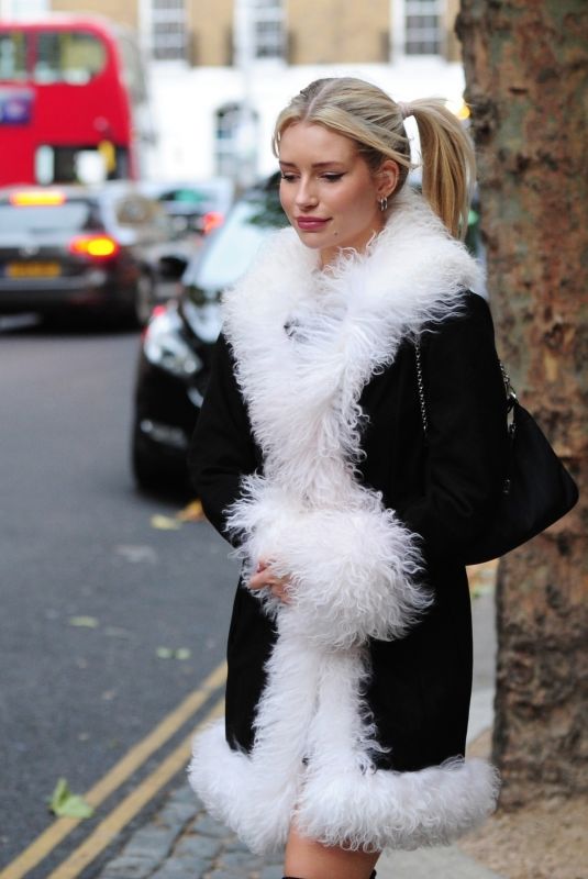 LOTTIE MOSS at Bluebird Cafe in London 09/26/2020