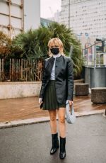 MAISIE WILLIAMS Arrives at Coperni Womenswear Spring/Summer 2021 Show at Paris Fashion Week 09/29/2020