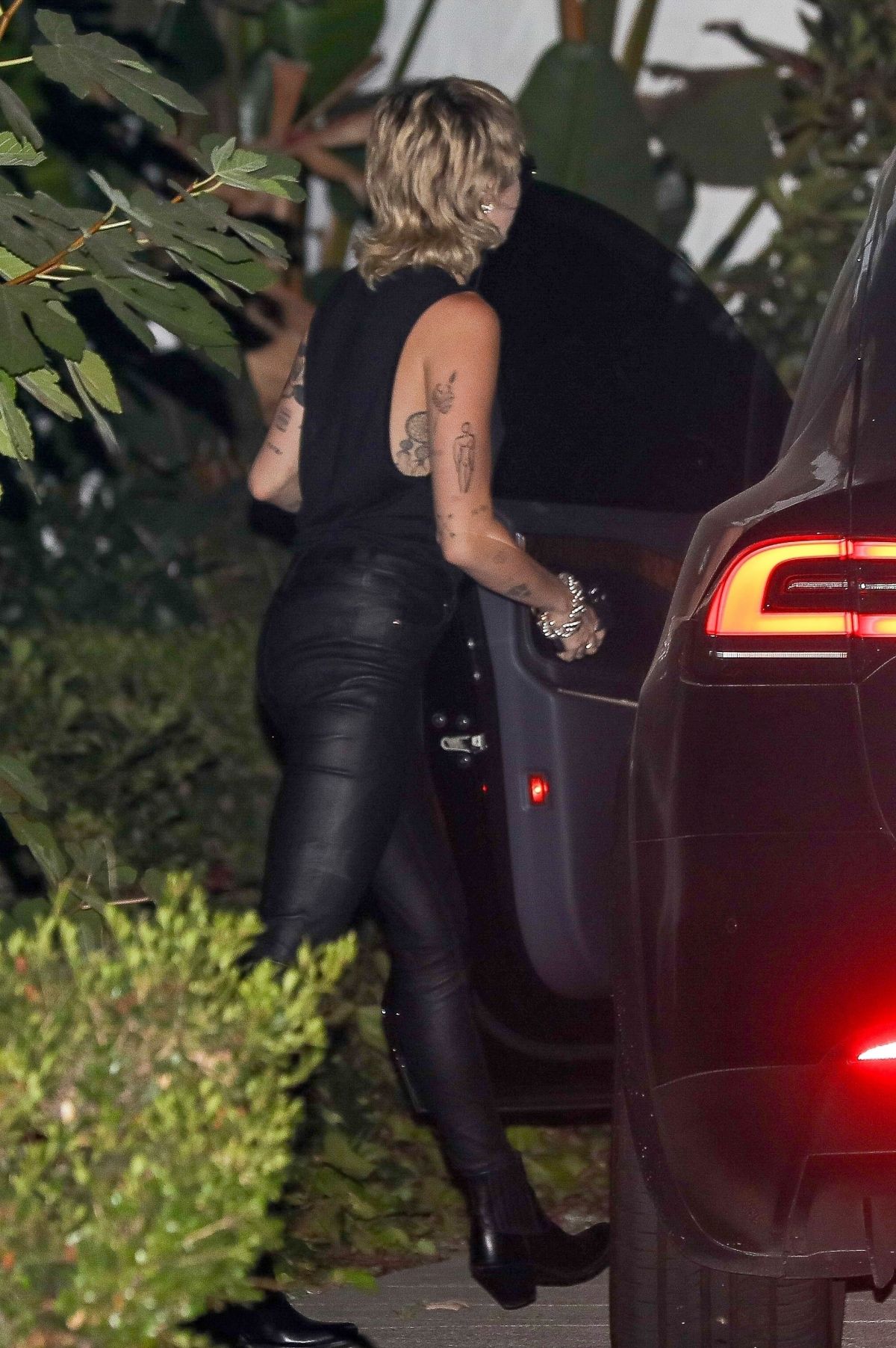 miley-cyrus-leaves-a-photoshoot-in-beverly-hills-09-15-2020-4.jpg