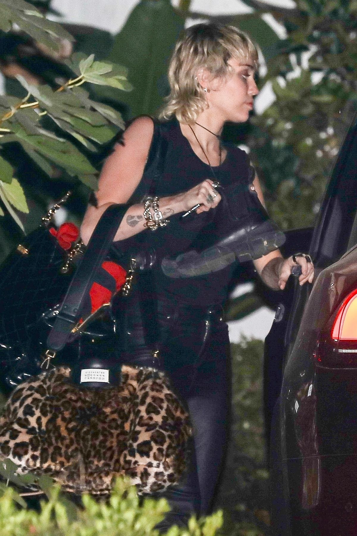 miley-cyrus-leaves-a-photoshoot-in-beverly-hills-09-15-2020-9.jpg