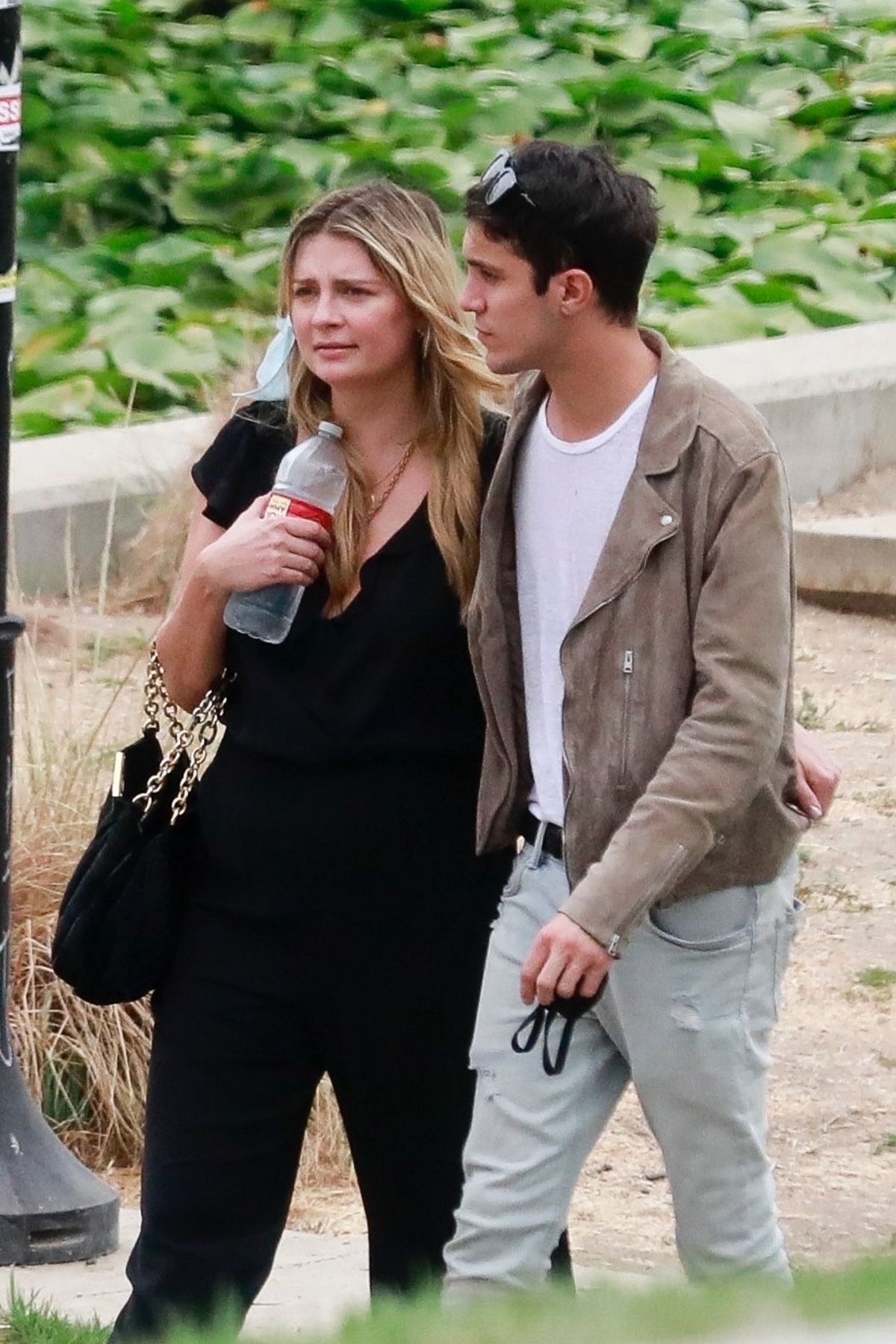 mischa-barton-and-gian-marco-flamini-out-kissing-in-los-angeles-09-08-2020-0.jpg