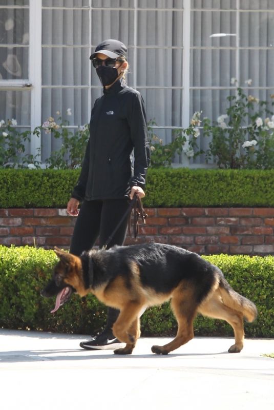 NICOLE RICHIE Out with Her Dog in Beverly Hills 09/03/2020