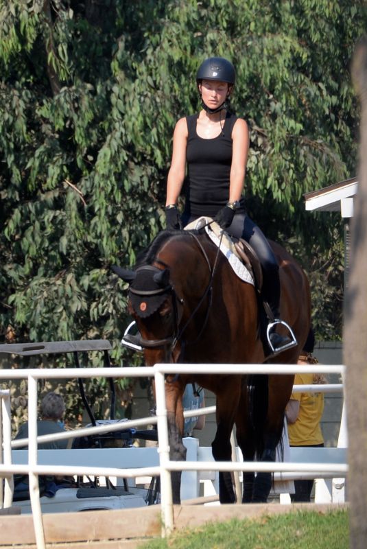 OLIVIA WILDE at Horseback Riding in Thousand Oaks 09/01/2020