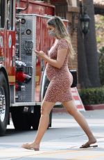 Pregnant APRIL LOVE GEARY Shopping at Ralphs in Malibu 09/16/2020