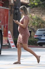 Pregnant APRIL LOVE GEARY Shopping at Ralphs in Malibu 09/16/2020