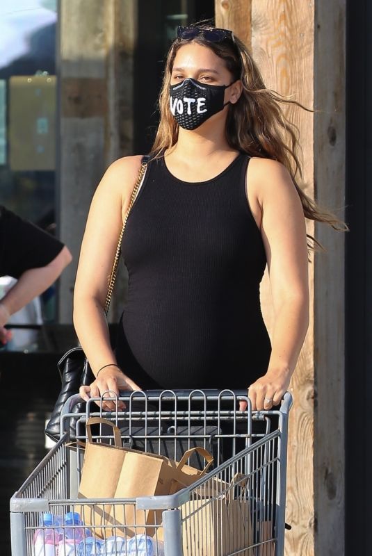 Pregnant APRIL LOVE GEARY Shopping at Vintage Grocers in Malibu 09/26/2020