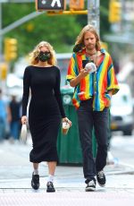 Pregnant ELSA HOSK and Tom Daly Out for Coffee in New York 09/29/2020