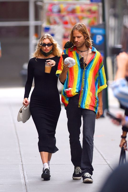 Pregnant ELSA HOSK and Tom Daly Out for Coffee in New York 09/29/2020