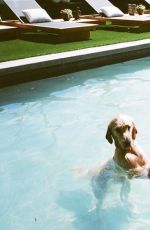 Pregnant SOPHIE TURNER in Bikini - Instagram photos 09/28/2020