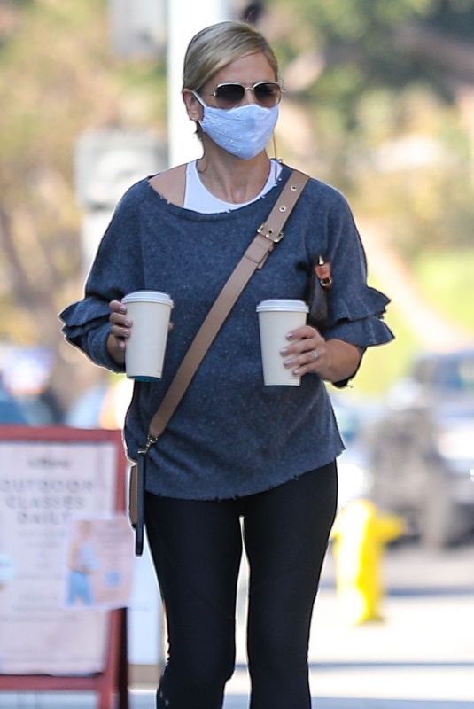 SARAH MICHELLE GELLAR at Blue Bottle Coffee in Brentwood 09/29/2020