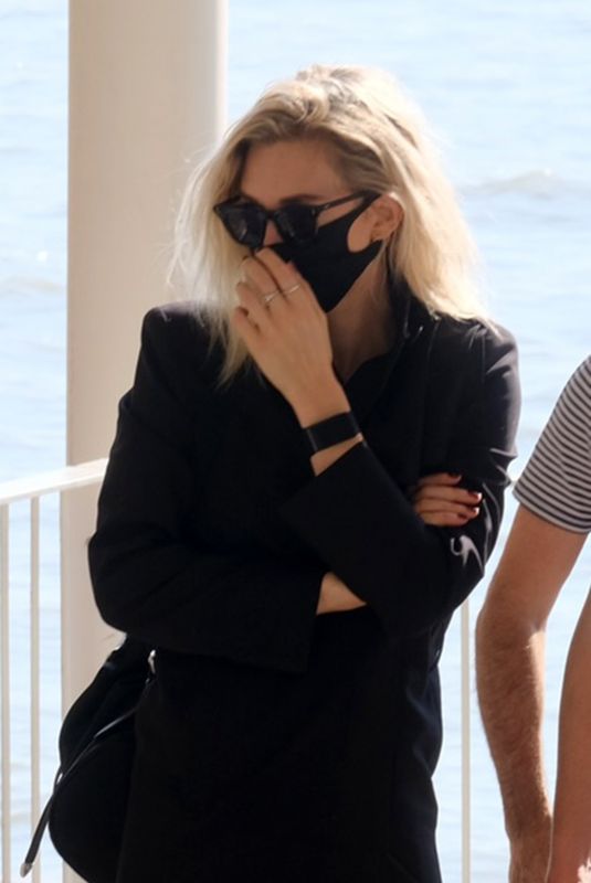 VANESSA KIRBY Out in Venice 09/13/2020