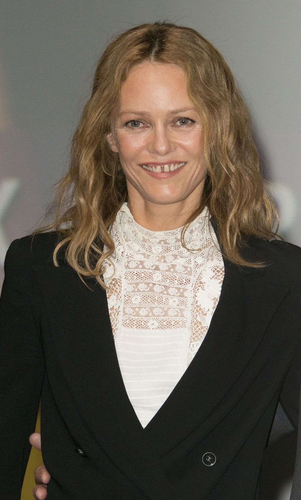 vanessa-paradis-at-the-professor-the-bad-man-premiere-at-2020-deauville-american-film-festival-09-06-2020-3.jpg