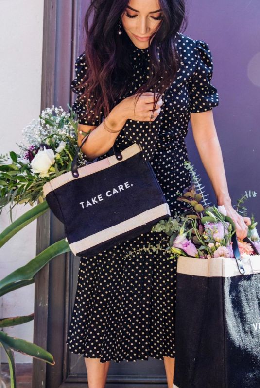 ABIGAIL SPENCER Promotes Her Own Design Bags 2020