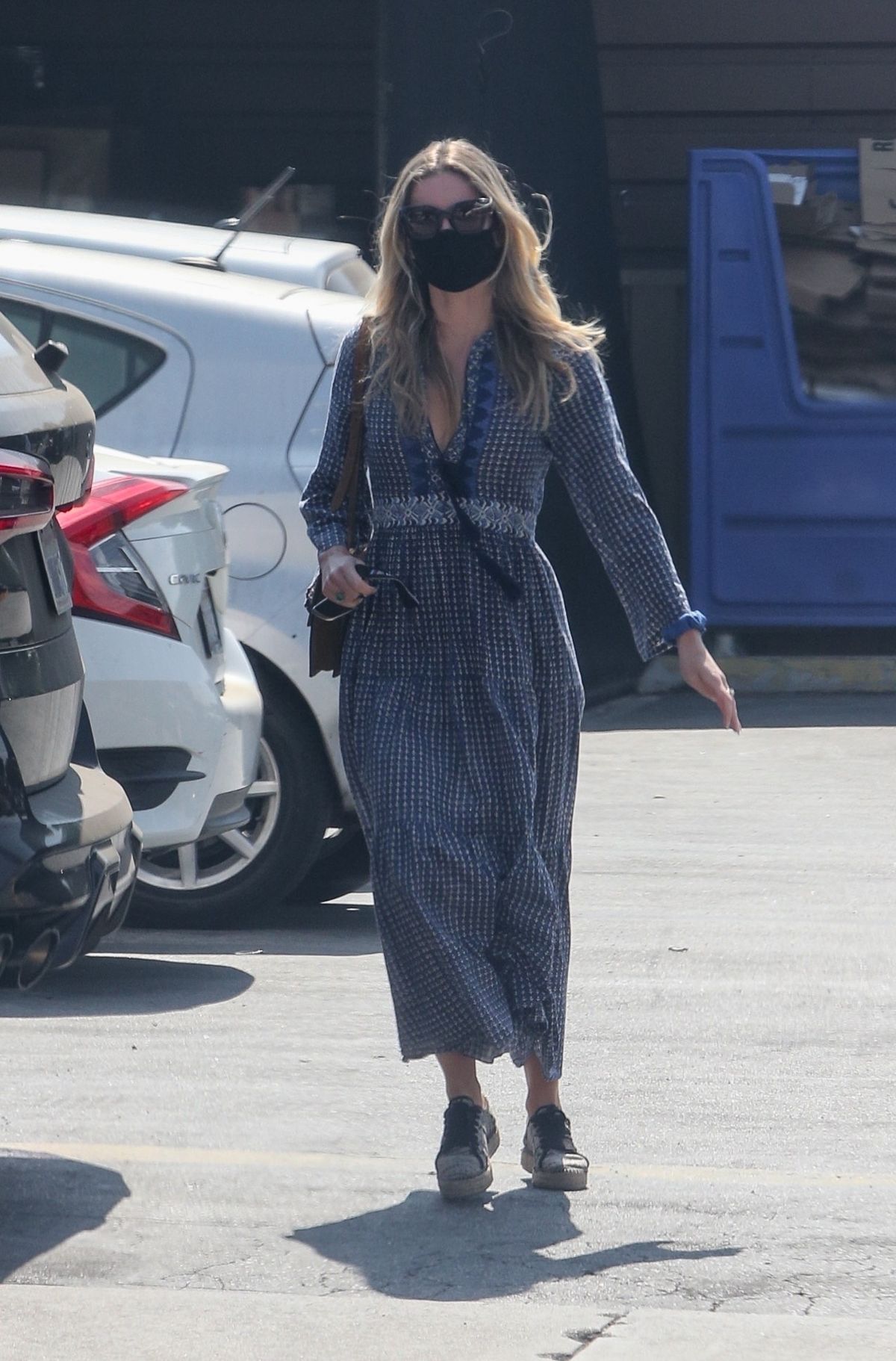 annabelle-wallis-out-shopping-in-los-angeles-10-06-2020-2.jpg