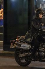 ANNE HATHAWAY on the Seto of Lockdown in London 10/20/2020