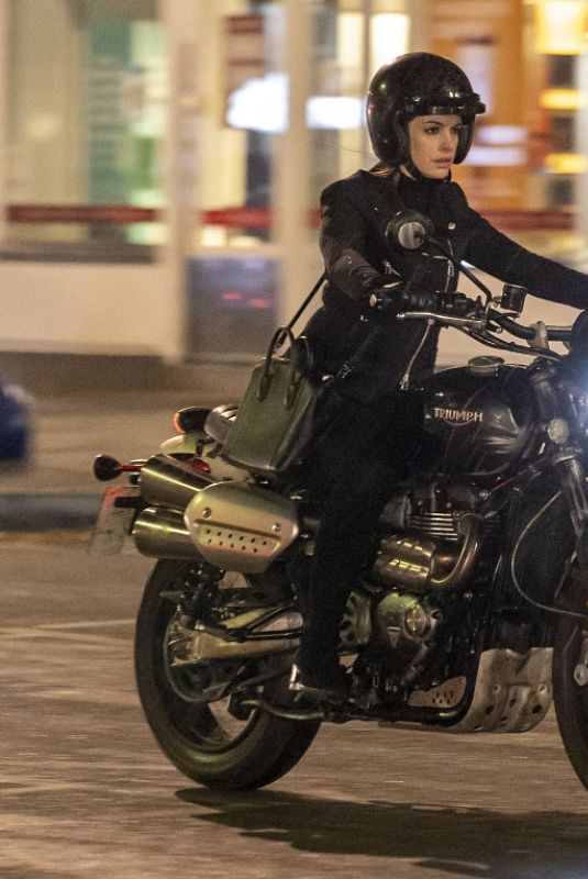 ANNE HATHAWAY on the Seto of Lockdown in London 10/20/2020