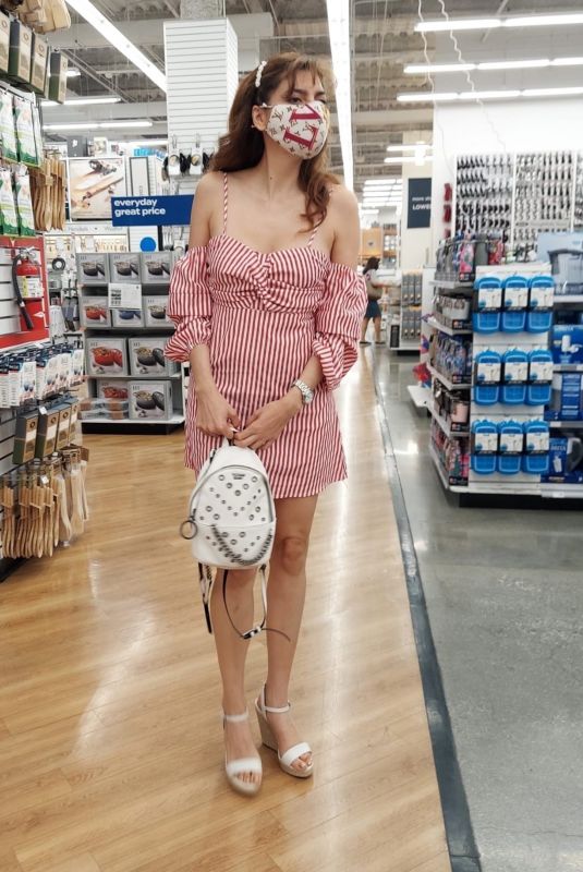 BLANCA BLANCO Shopping at Bed Bath & Beyond in Los Angeles 10/13/2020