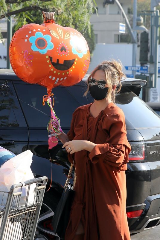 CHRISSY TEIGEN Out Shopping at Bristol Farms in Los Angeles 10/15/2020