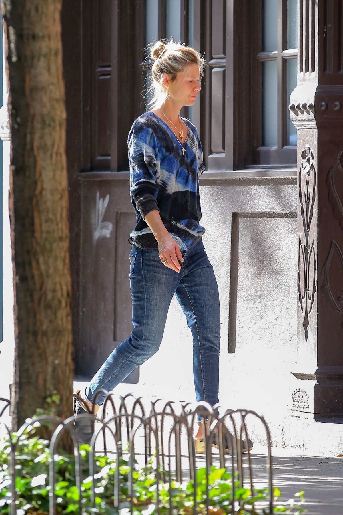 claire-danes-out-shopping-in-new-york-10-08-2020-4.jpg