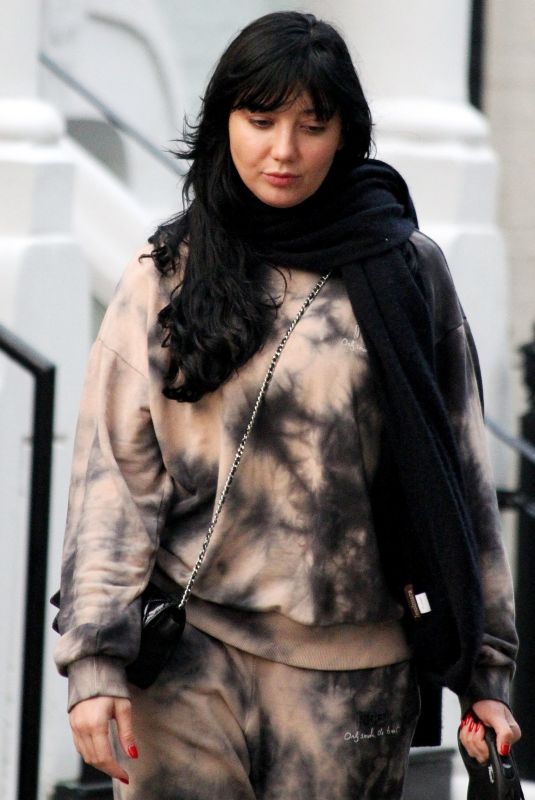 DAISY LOWE Out and About in Primrose Hill 10/27/2020