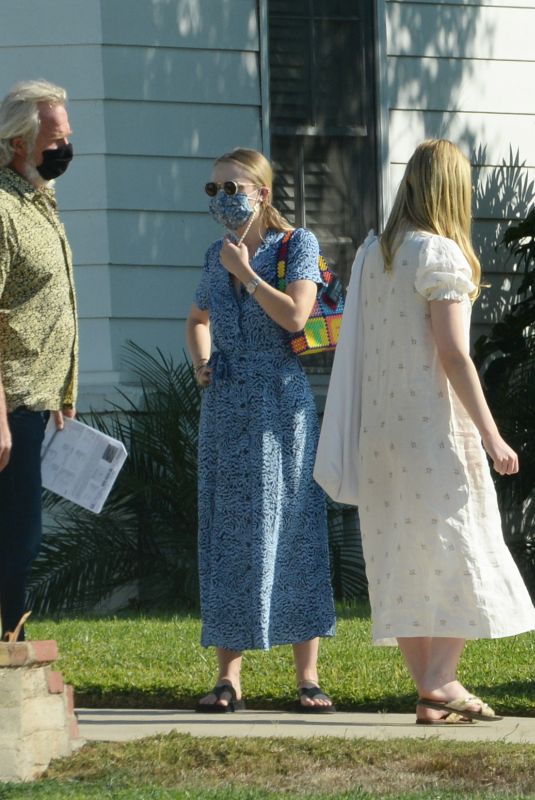 DAKOTA and ELLE FANNING Out House Hunting in Burbank 10/11/2020