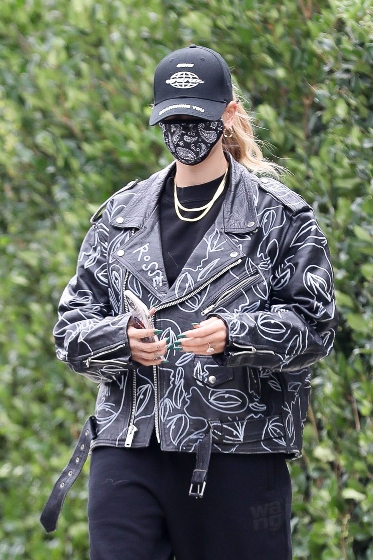 hailey-bieber-leaves-a-friend-s-house-in-beverly-hills-10-24-2020-5.jpg