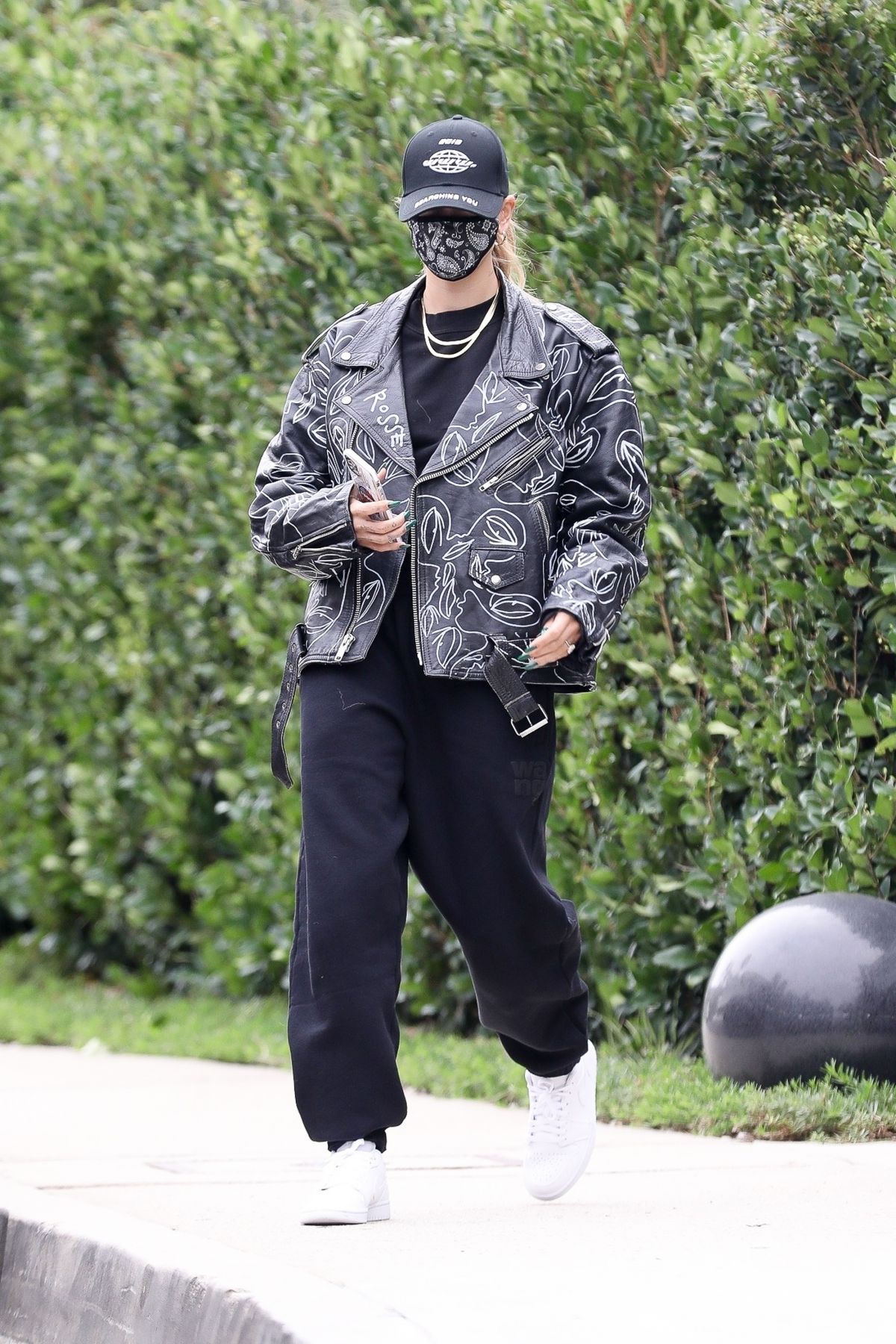 hailey-bieber-leaves-a-friend-s-house-in-beverly-hills-10-24-2020-6.jpg