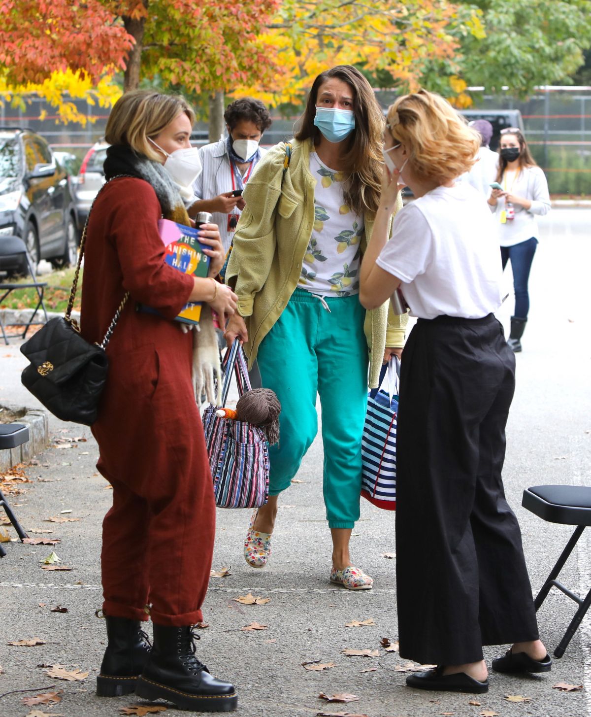 hilary-duff-sara-foster-and-molly-bernard-on-the-set-of-younger-in-new-york-10-22-2020-1.jpg