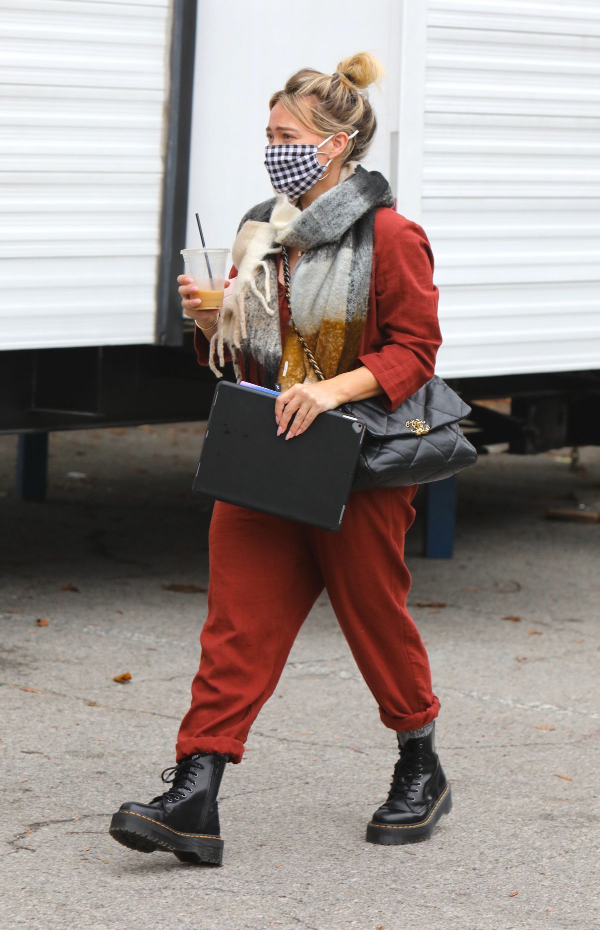 hilary-duff-sara-foster-and-molly-bernard-on-the-set-of-younger-in-new-york-10-22-2020-2.jpg