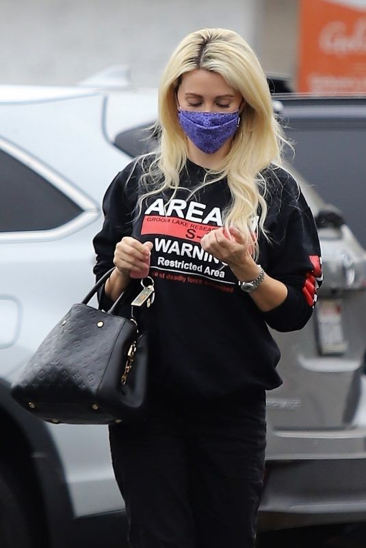 HOLLY MADISON Out Shopping in Los Angeles 10/22/2020