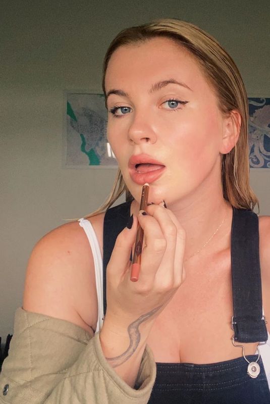 IRELAND BALDWIN - Instagram Photos 10/04/2020