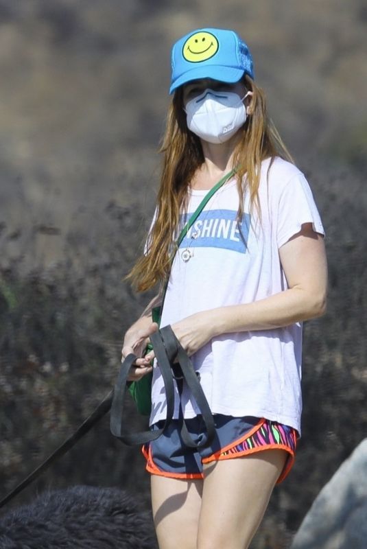 ISLA FISHER Out Hiking in Los Angeles 10/04/2020