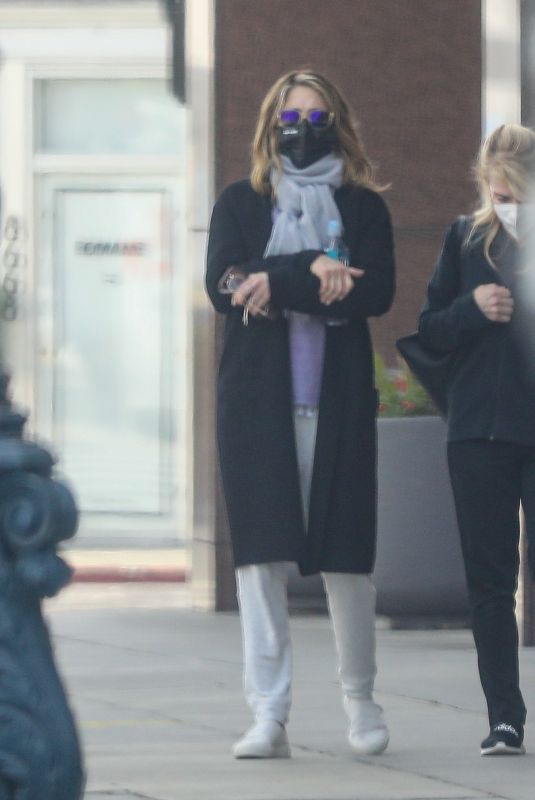 JENNIFER ANISTON Leaves a Physical Therapy Appointment in Beverly Hills 10/21/2020