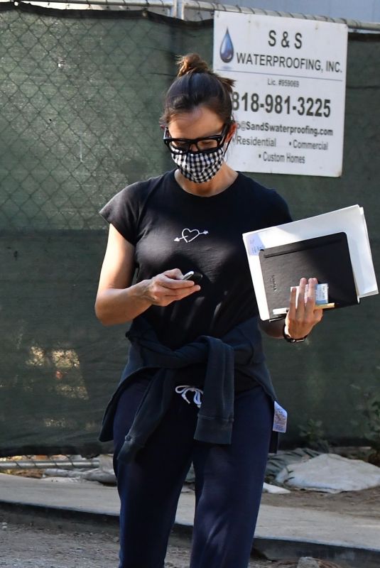 JENNIFER GARNER Checking Progress of Her New Home in Brentwood 10/30/2020