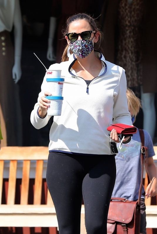 JENNIFER GARNER Out in Brentwood 10/11/2020