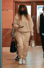 JENNIFER LOPEZ Leaves a Dentist