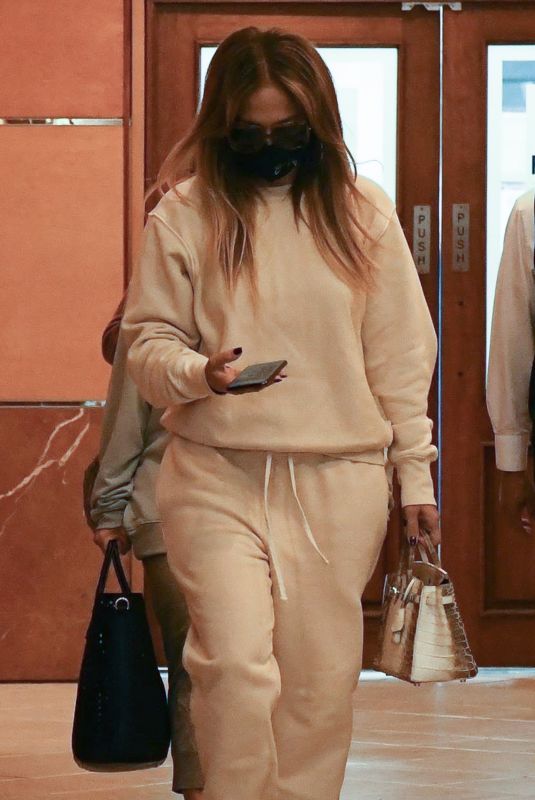 JENNIFER LOPEZ Leaves a Dentist