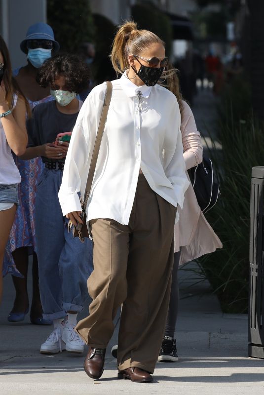 JENNIFER LOPEZ Shopping on Rodeo Drive in Beverly Hills 10/17/2020