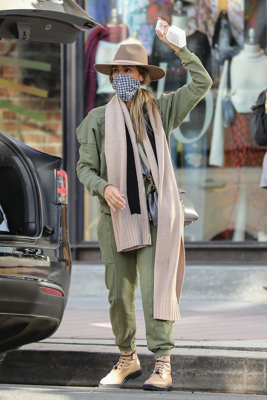 JESSICA ALBA Shopping at Urban Outfitters in Los Angeles 10/25/2020