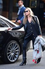 KATE MOSS Leaves a Hairdresser in London 10/01/2020