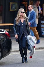 KATE MOSS Leaves a Hairdresser in London 10/01/2020