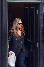 KATE MOSS Leaves a Hairdresser in London 10/01/2020