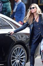 KATE MOSS Leaves a Hairdresser in London 10/01/2020