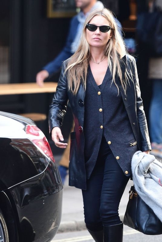 KATE MOSS Leaves a Hairdresser in London 10/01/2020