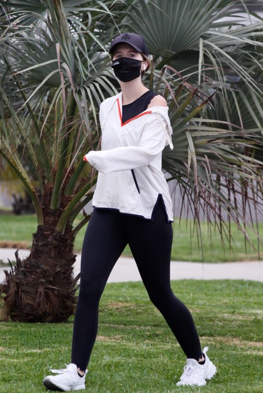 KATHERINE SCHWARZENEGGER Out in Santa Monica 10/18/2020