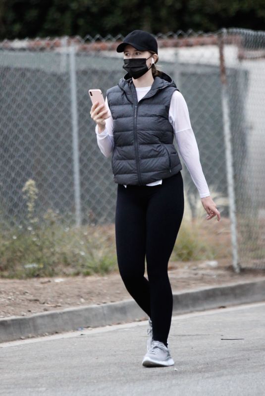 KATHERINE SCHWARZENEGGER Out in Santa Monica 10/28/2020